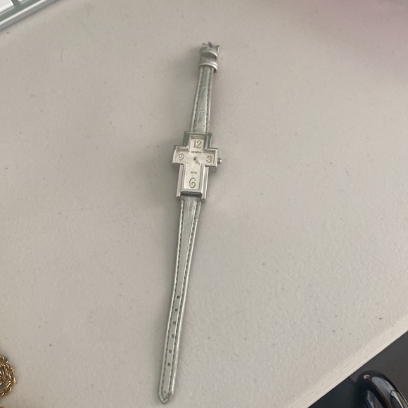 Geneva cross watch in good condition - Picture 2 of 4